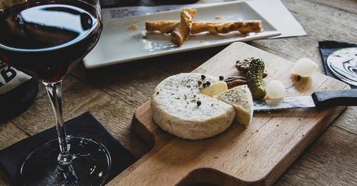 5 μαγαζιά στην Αθήνα για κρασί (με τα απαραίτητα συνοδευτικά)